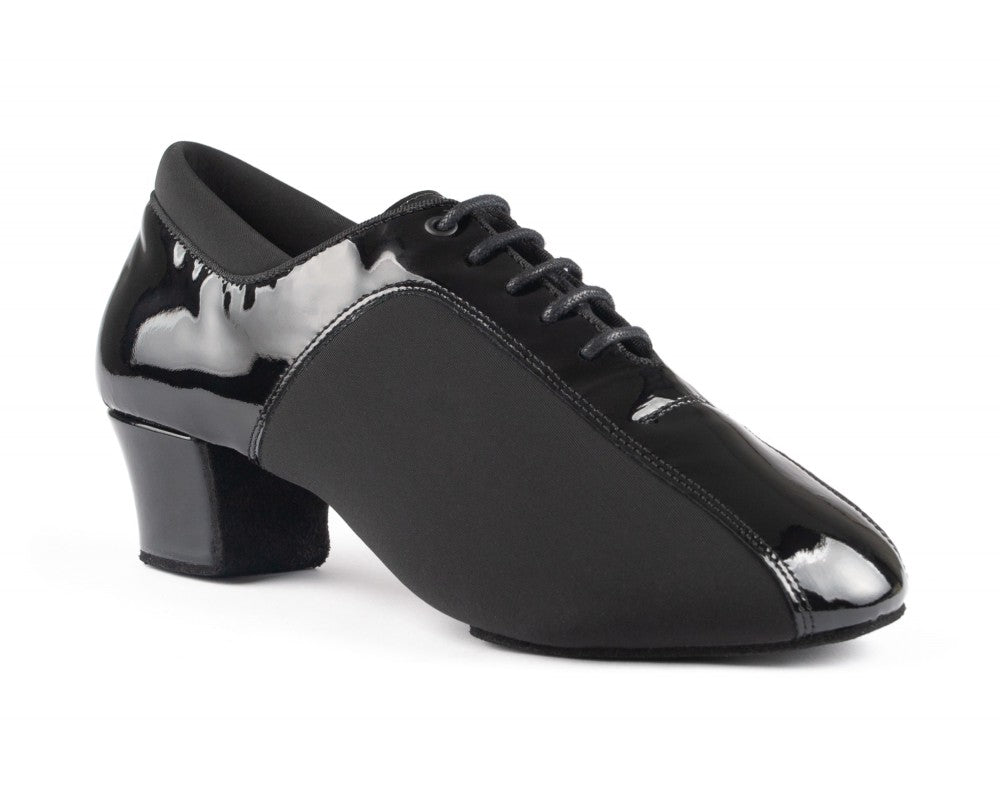 Die Tanzschuhe PD015 von Portdance zeichnen sich durch ein Schnürdesign aus schwarzem Lackleder und Neopren mit Blockabsatz aus.